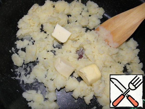 And we begin to add it to the potatoes in pieces, gradually, stirring actively, as if rubbing into the potato mass.