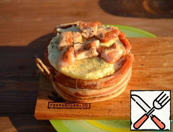 Wrap the mashed bacon, and then wrap the bacon with wet twine. A few pieces of bacon on top will not let the mashed potatoes dry.
