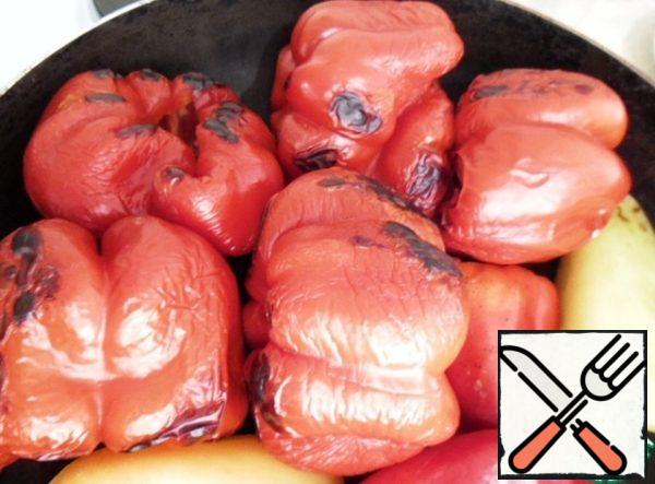 Peel the Bulgarian pepper from the seeds and bake it whole on all sides in a dry frying pan, remove from the heat, cover with a lid, cool slightly. Then remove the skin.
