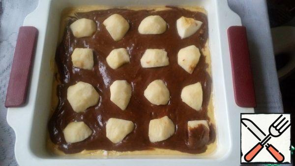 Chocolate dough to put on top of white dough. On top arrange the apples and slightly imbedded in the dought.
Put the cake in the oven, preheated to temperature of 180 degrees for 20-30 minutes.