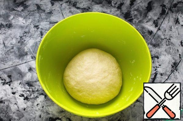 After resting, knead the dough very well, until smooth, homogeneous dough. It is necessary to knead for about 10 minutes.
Cover the bowl with the dough and remove to rise in a warm place. The dough should increase in volume twice.