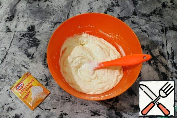 FILLING: the filling is best done immediately before the bookmark.
Mix cottage cheese with egg, sour cream, sugar and vanilla sugar.
It is better to take dry cheese! If necessary, wipe it through a sieve or punch it with a blender.
