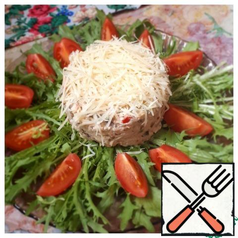 In a bowl place leaves of frisee (dandelion), in the ring, put the salad, sprinkle the remaining cheese, garnish with cherry tomatoes.