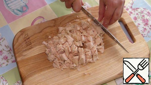 Boil the chicken breast in salted water for 30 minutes until tender.
Boil hard-boiled eggs.
Cut the chicken breast into cubes (about 5 mm).
