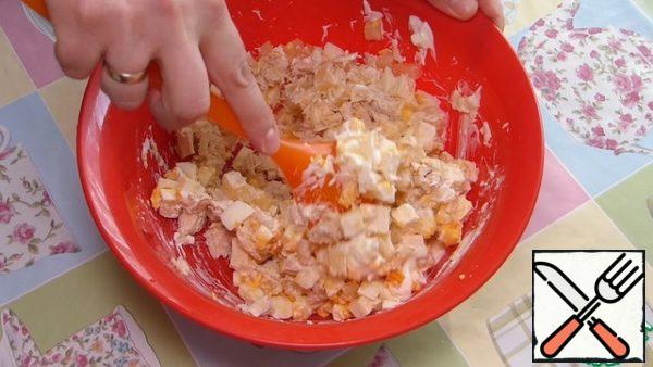 Add mayonnaise and mix well.
I send the salad to the refrigerator for 1 hour to infuse.
