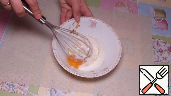 Prepare the batter. Mix the egg with milk, a pinch of salt and flour until smooth.