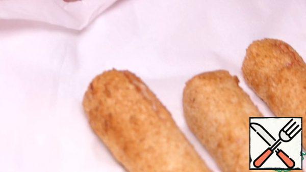 Place the crab sticks on paper towels to drain the excess oil.
