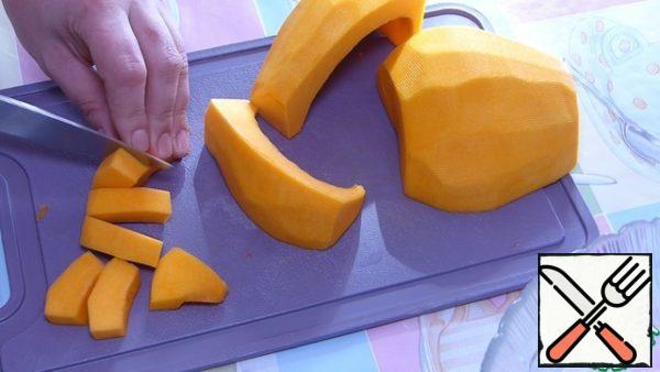 Pumpkin peel, remove seeds, wash and cut into small pieces. (approximately 1.5-2 cm by 0.5-1 cm).