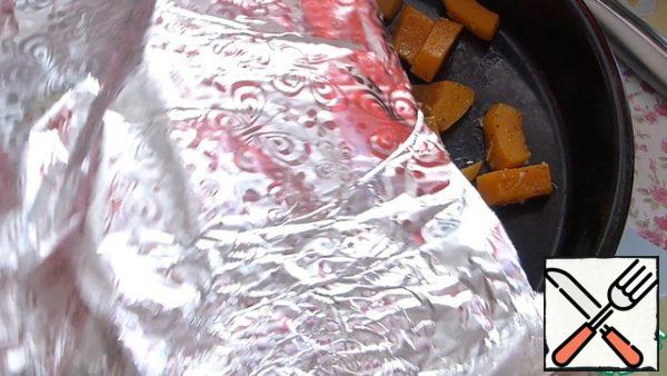 After 15 minutes, remove the foil and put it in the oven for another 5 minutes, so that the pumpkin is slightly browned.
