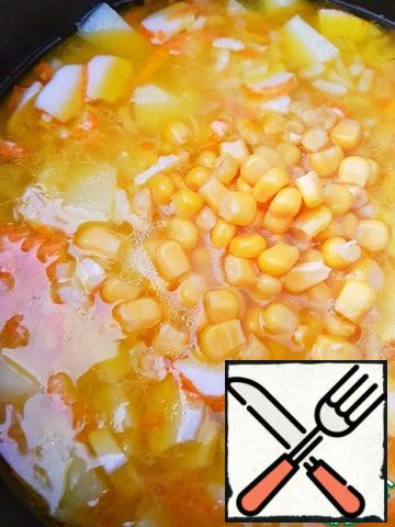 Add diced potatoes and washed in cold water rice.
Pour 400 ml of the broth (or boiling water). Cook until potatoes and rice are ready.