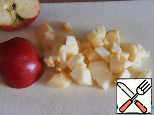 In principle, the number of ingredients can be changed to taste. So, apples to clear and cut into small browned. Apples better to take sour, and sweet.