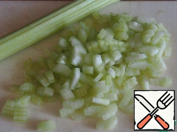Peel the celery stalks and cut into pieces. The most delicious petioles are young from the middle of the beam.