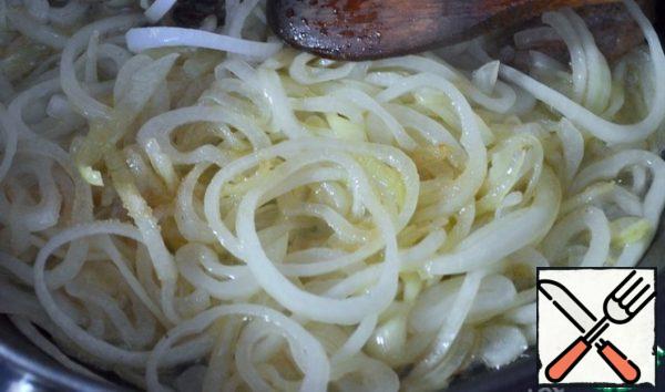 Onions cut into rings, put in a frying pan, sprinkle with sugar.
Fry, stirring, 5 minutes over medium heat.