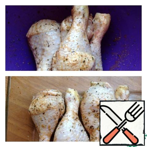 Drumstick put to the marinade, coat well and leave for at least an hour to marinate for more time. In a baking dish to put the chicken together with the marinade and send in the oven for 40 minutes at 190 grams.