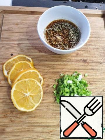 Ginger RUB on a small grater (the output is supposed to be a pinch of ginger). Crush garlic in a garlic press. Cut green onions.
Prepare dressing: in soy sauce add olive oil, garlic, ginger, salt, rosemary, lemon juice (I squeeze out of lemon).
Lemon cut into half rings.