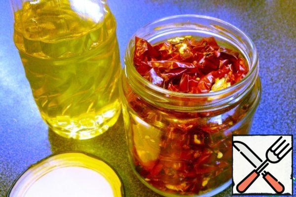 Pepper put in a sterilized jar (you can stand it in the oven for 10 minutes at 120-150 degrees. ). Vegetable oil is heated (calcined) in a saucepan, slightly cooled and pour it into a jar with pepper.