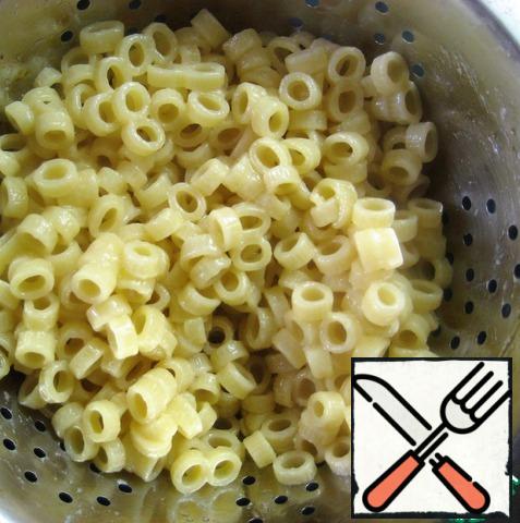 Small noodles boil "al dente" in salted water, throw in a colander, allow to drain, sprinkle with vegetable oil, mix and allow to cool completely.