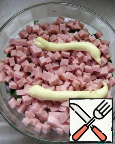 4. Cut into small cubes the ham, coat with the mayonnaise.