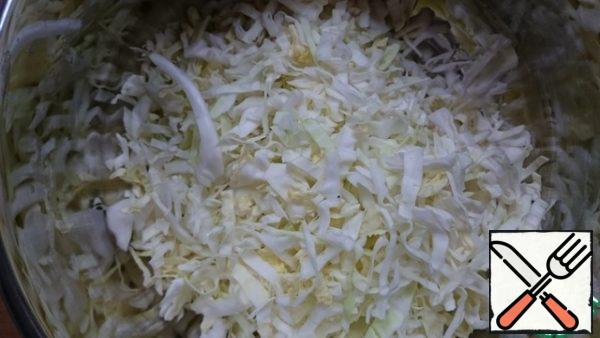 Beans are pre-boiled or canned. Rinse the beans and dry them in a colander.
Chop the cabbage. Sprinkle lemon juice on top, sprinkle with salt and mash well.
