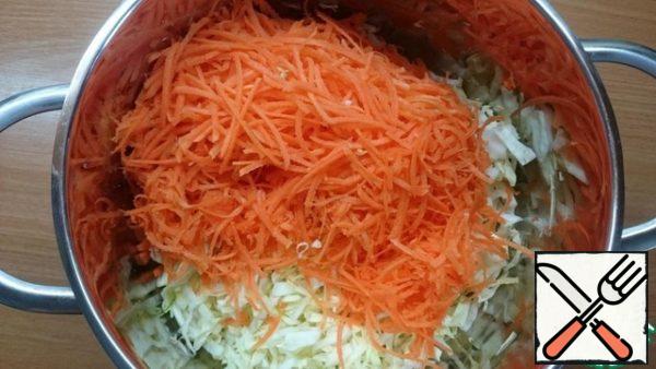 Peel the carrots and grate them on a coarse grater. Add to the cabbage.
