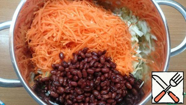 Add the beans to the carrots and cabbage.

