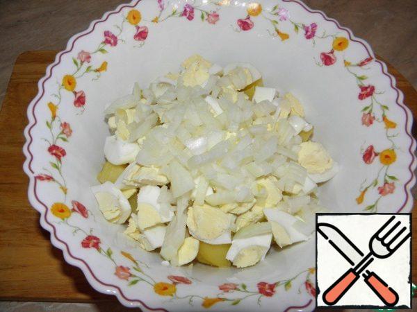 Chop the onion and also add it to the salad (choose without bitterness).
