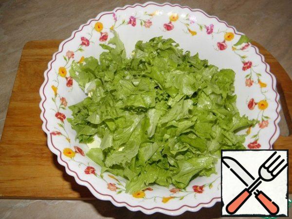 Rinse the lettuce leaf, dry it and tear it with your hands.