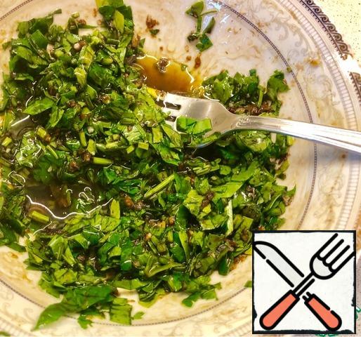 For refueling garlic passed through the press. Parsley finely chopped. In a deep bowl mixed parsley and garlic. Added olive oil, balsamic vinegar. Added salt and pepper to the eye. Well all whipped with a fork.
