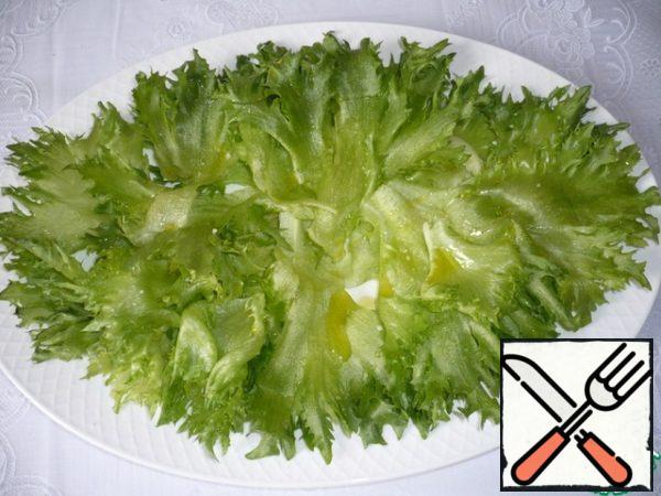 Put lettuce leaves on a dish, sprinkle with olive oil and a little salt.
