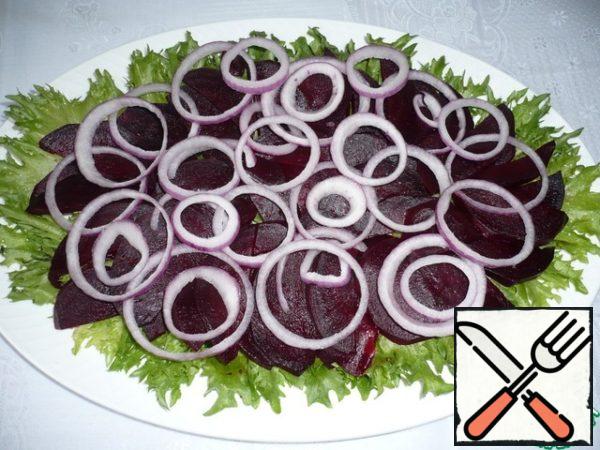 Peel the red onion and cut into rings. Also put it on a platter.
