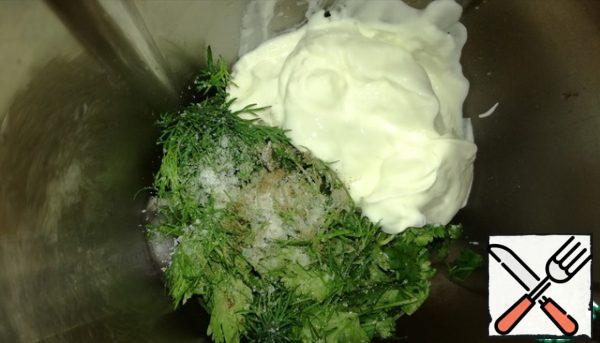 In a blender, add sour cream, herbs, sunflower oil, lemon juice, pepper and salt to taste, beat.
