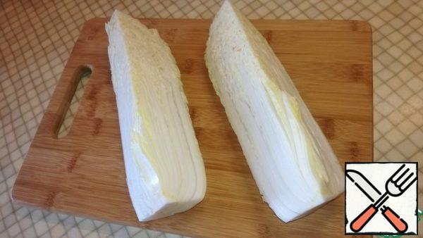 We cut the Peking cabbage into quarters, I prefer large, so I buy large cabbage. Place on a large plate or bowl.
