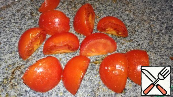 Cut tomatoes into quarters and fry quickly. You can add a little salt. We spread it on our dish.

