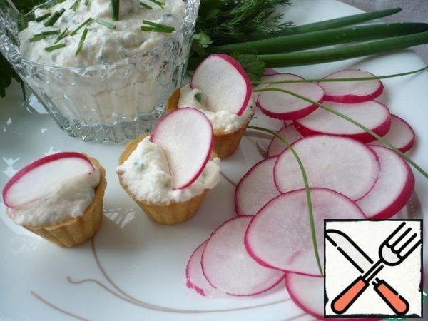 Radishes are washed and thinly sliced. Fill the tartlets with curd mass, decorate with a circle of radish. Instead of tartlets, you can use bread, crackers or loaves.
