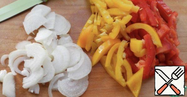 At this time, cut into long strips of onion and pepper (yellow and red). The most important thing is that the onions and peppers were in equal proportions. And about a third of the weight of beans.
On a hot frying pan very quickly fry the first onion (3-4 minutes), then add the pepper. Reduce the heat to medium, fry for another 3-5 minutes.
Add about roasting: I do not use oil. To onions add a tablespoon of water (so as not to burn) and fry.