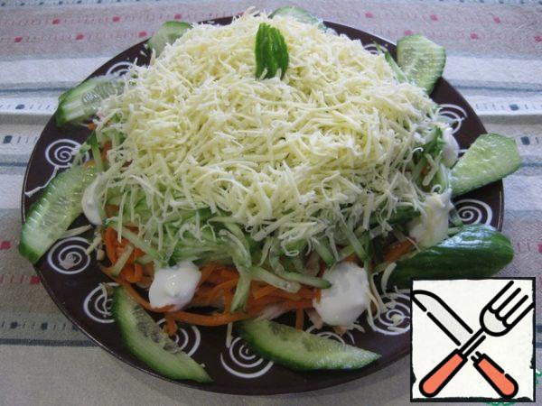 Grate the cheese on top on a medium grater, decorate as desired.
Since I hardly used mayonnaise in this salad, I squeezed out a little mayonnaise along the edge of the salad as a decoration and additive, but this is optional.