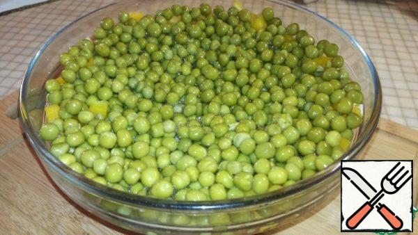 Pour the fourth layer of green peas.
