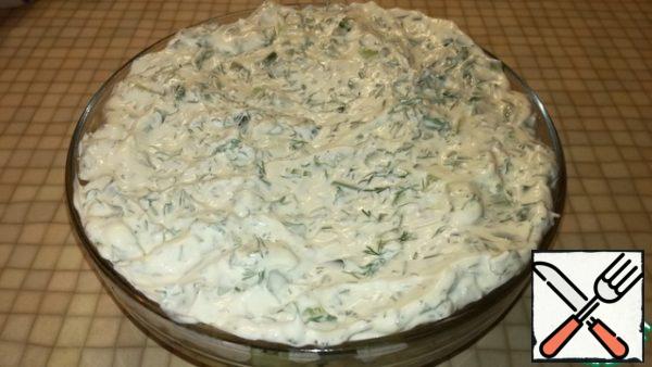 Mix sour cream with mayonnaise and finely chopped herbs. Season well with pepper and salt. We water our salad.
