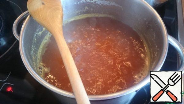 Rinse the peas and put them to cook. Drink less water. When it boils, add salt and spices (curry, ginger, coriander). You won't regret spices. Quite fragrant and spicy peas will replace the sauce.
