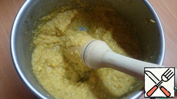 I needed a paste, so I drained all the liquid. Chop the peas in a blender or with a pestle. Try, if necessary, to add spices (you can squeeze out a clove of garlic).
