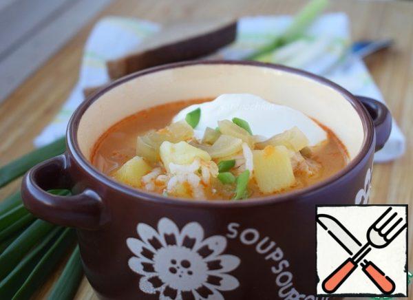 When the potatoes and rice are ready, add the frying pan, brine, ground black pepper. And, if necessary, add salt. Bring to a boil and turn off the heat. Let the soup brew for 15 minutes.
Serve with sour cream and herbs.