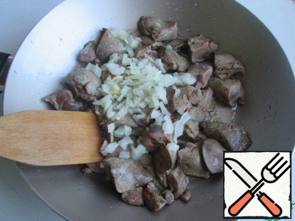 The recipe specifies the number of products at the rate of 60 g of liver per 1 serving. I increased the amount of all ingredients by 3 times.
Peel the liver from the film, cut into small pieces and fry for 5 minutes with finely chopped onion. If desired, you can cook without onions.
Add the cream. The liver, melted in cream, will be very soft and juicy. After cooking, transfer it from the pan to a plate.