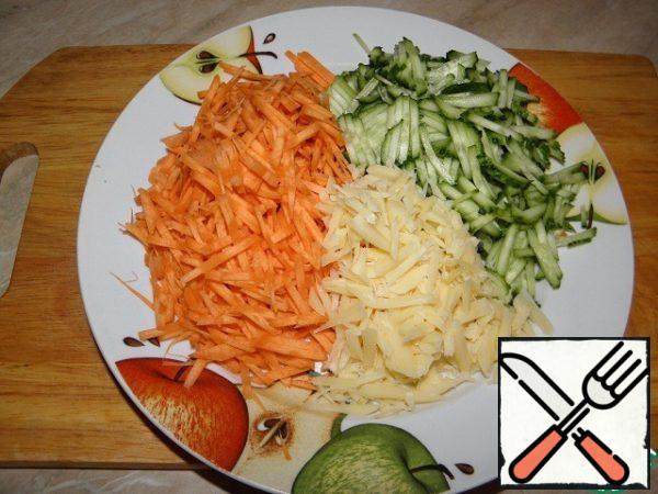 Grate carrots, cucumber, cheese on a coarse grater (preferably in Korean), if not, then on a regular large one).

