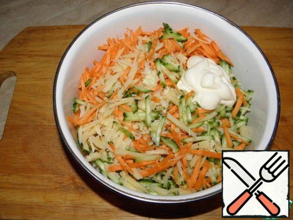 Add chopped garlic (I have garlic), salt, pepper to taste and season with mayonnaise.
