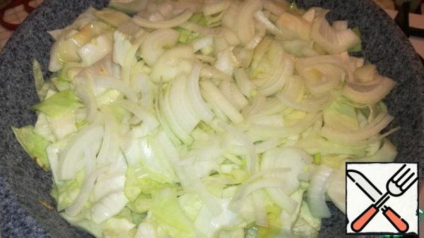 During this time, peel and cut the onion into quarters and send it to the cabbage. Pour some water. To interfere. Simmer for 20 minutes, without opening the lid, on low heat.
