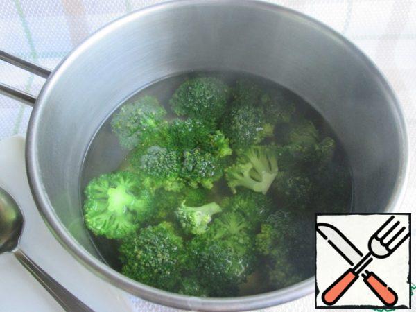 Divide broccoli into inflorescences, boil in salted water for 3-4 minutes and discard in a colander.
