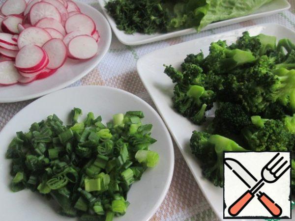 Broccoli can be lowered into cold water for a minute to cool, then thrown into a colander and let the water drain.
Radish cut into thin slices.
Chop the green onion and dill with a knife.
Wash the lettuce leaves, dry them and tear them into large pieces with your hands.