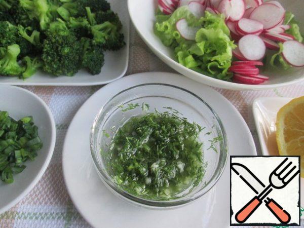 For dressing, mix olive oil, lemon juice, dill and garlic (passed through a press). Whisk with a fork.
