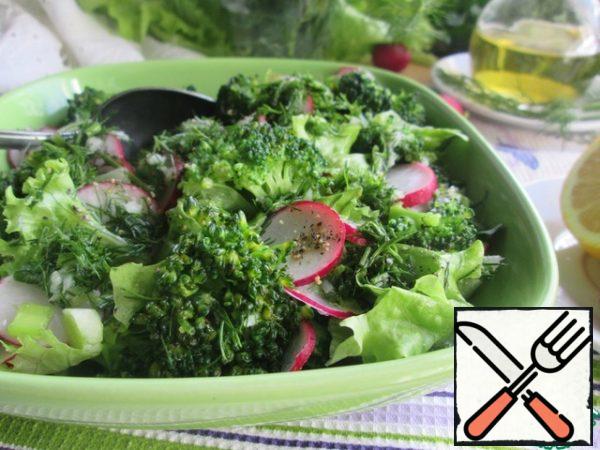 Put broccoli, lettuce leaves, radishes, green onions in a bowl. Pour over the sauce, season with salt and pepper.
