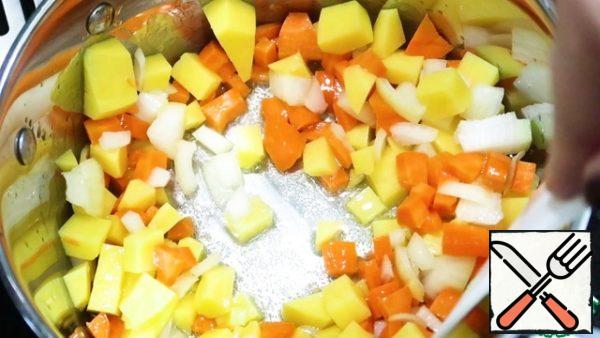 Pour vegetable oil into the saucepan in which the soup will be prepared and fry the chopped vegetables for 5 minutes.
